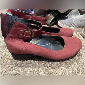 Dansko wedge with double ankle strap. Zip back. Beautiful. Size 9